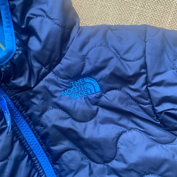 LIKE NEW EUC The North Face reversible insulated jacket, plaid to navy - Picture 3 of 13